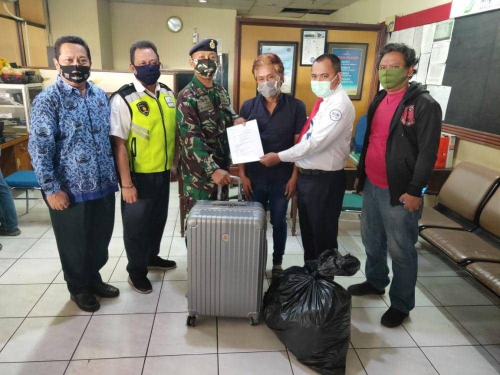 Petugas mengamankan pelaku penyelundupan benih lobster via Bandara Juanda. IDN Times/Dok. Istimewa
