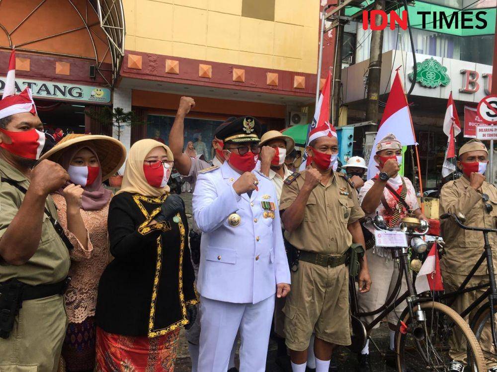 Tanpa Alas Kaki, Pedagang Cobek Ikut Upacara HUT RI di Balikpapan