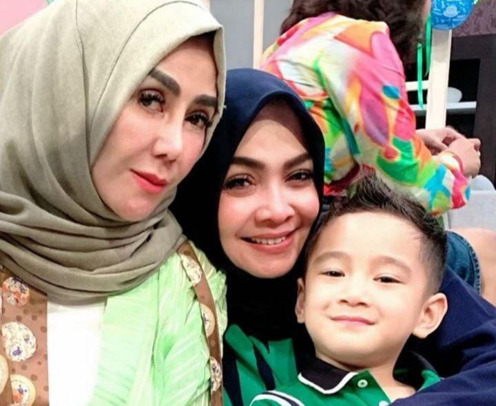 Cucu Kesayangan, 9 Kekompakan Mama Amy dan Mama Rieta Momong Rafathar