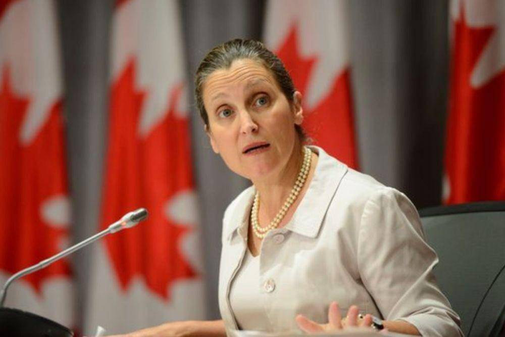 Chrystia Freeland sedang mengadakan konferensi pers di Parliament Hill di Ottawa pada 16 Juli 2020. SEAN KILPATRICK/CP