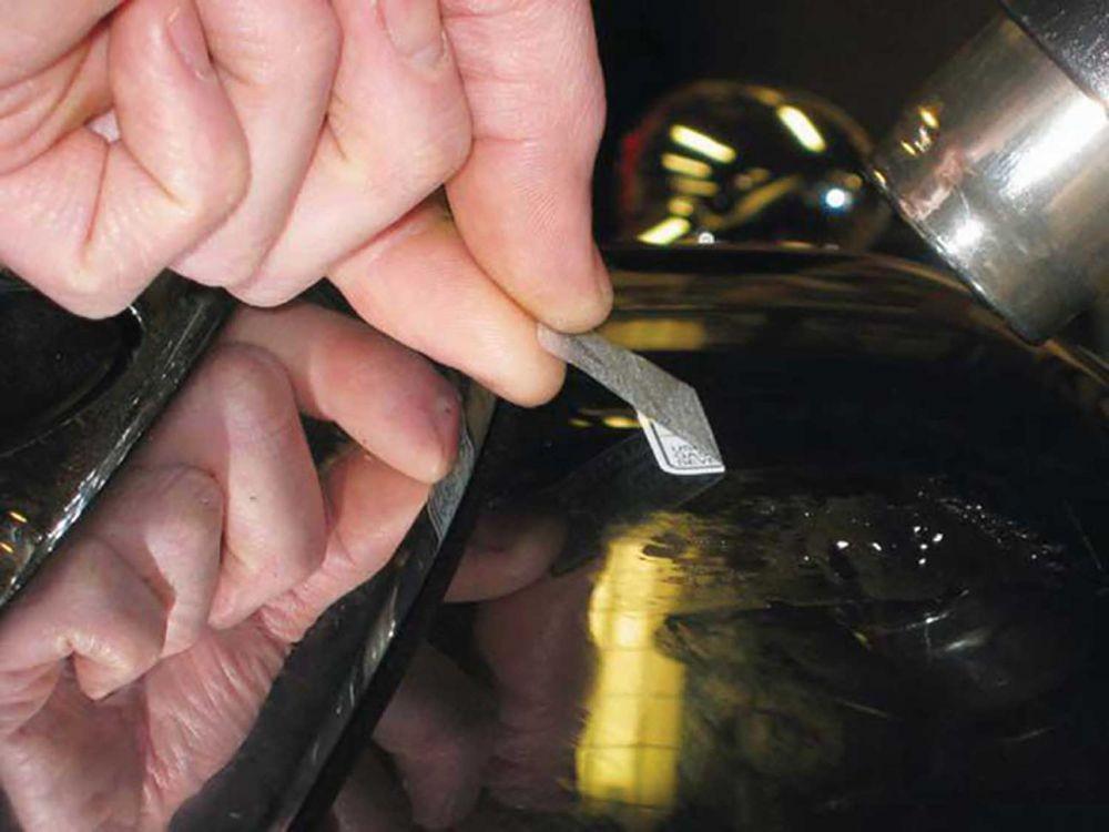 4 Tips Ampuh Melepas Stiker Motor