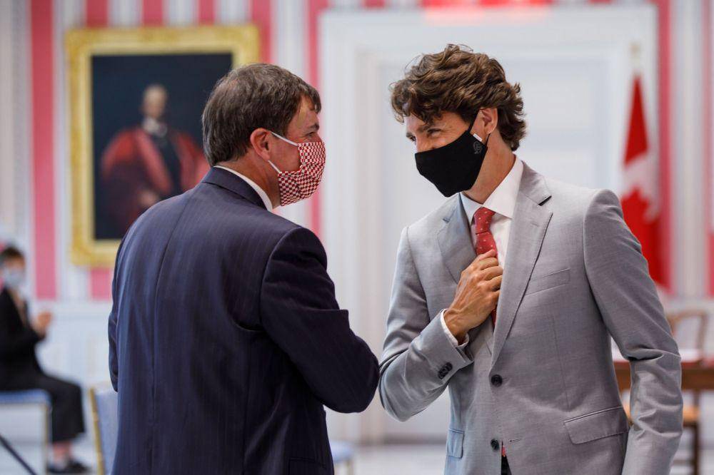 Dominic LeBlanc selaku Menteri Urusan Antar Pemerintah yang baru dilantik pada Selasa (18/08) lalu (kiri) bersama dengan PM Justin Trudeau (kanan) di Aula Rideau. Twitter.com/DLeBlancNB.