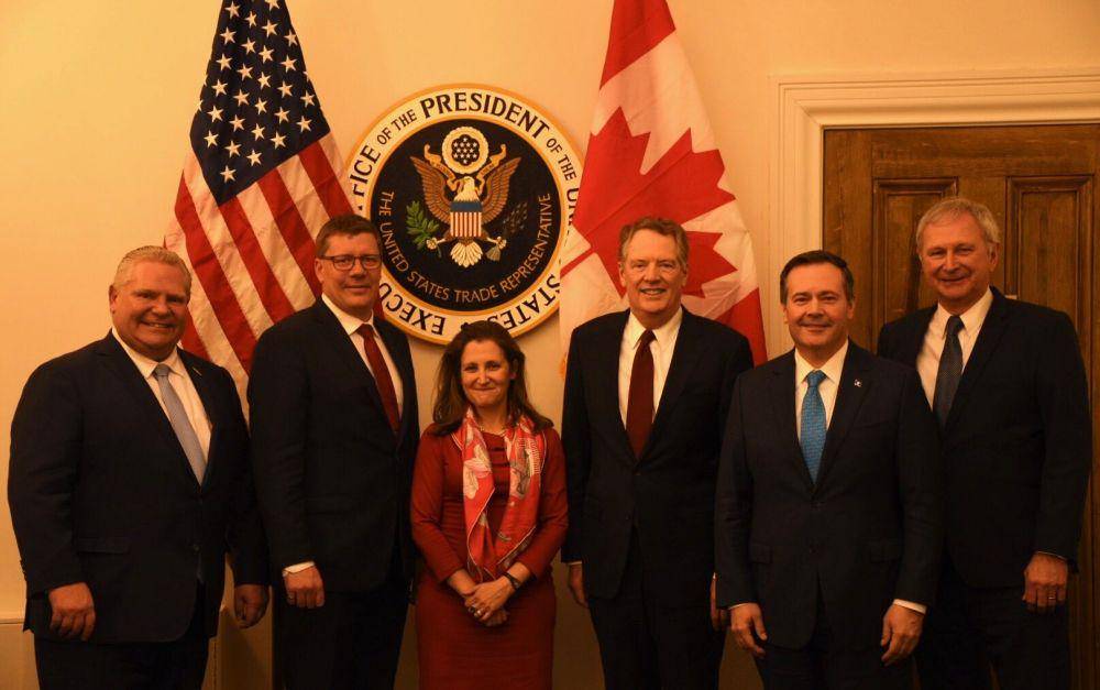 Freeland bersama beberapa PM Provinsi Kanada setelah berdiskusi mengenai kesepakatan NAFTA di Washington. Twitter.com/cafreeland.