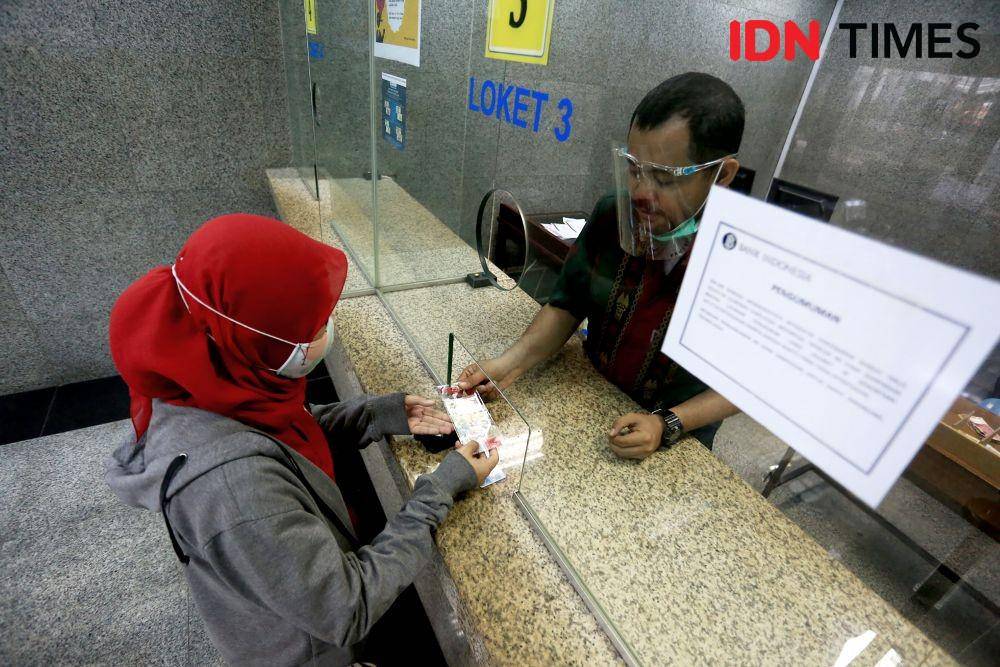 Seorang warga sedang menukarkan uang edisi khusus Dirgahayu RI ke-75 di Kantor BI Perwakilan Sumbar. IDN Times/Andri NH