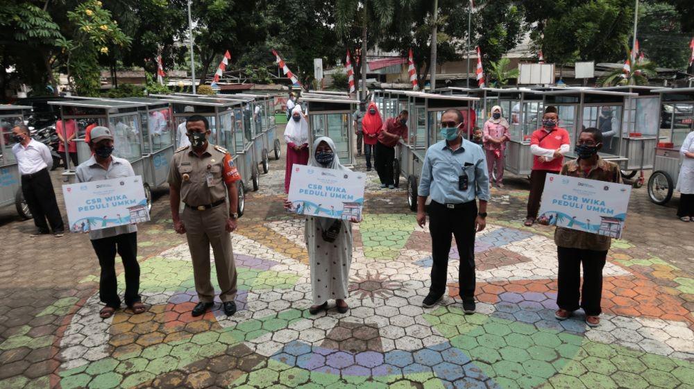 Wika Salurkan Puluhan Gerobak UMKM kepada Warga Jakarta Timur