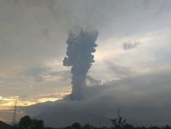[BREAKING] Sinabung Erupsi Lagi, Abu Vulkanik Capai 4.000 Meter