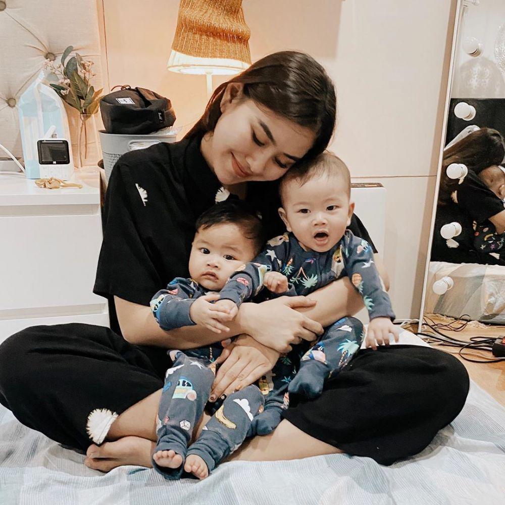 9 Momen Syahnaz Sadiqah Gendong Bayi Kembarnya, Menggemaskan!