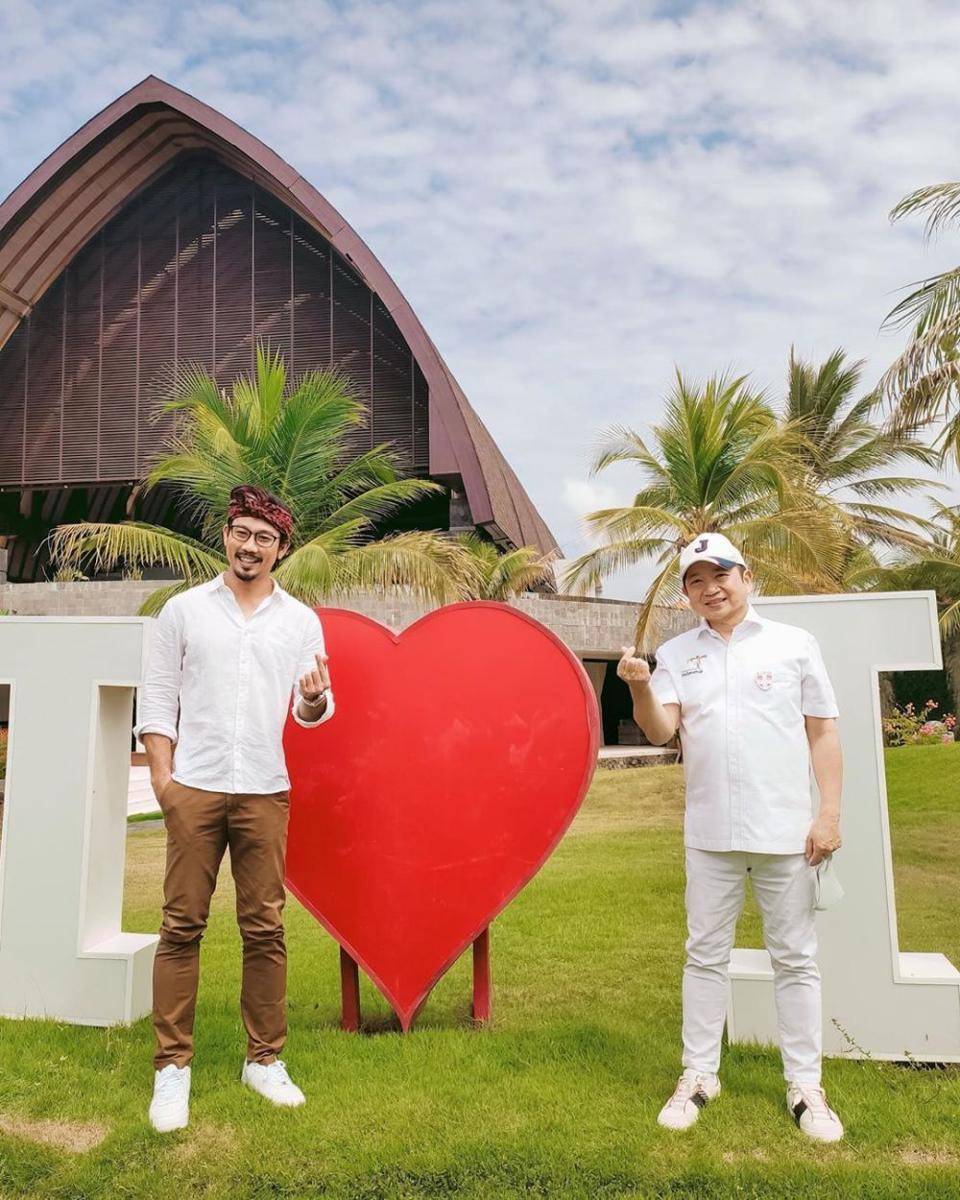 https://www.instagram.com/sumargodenny/?hl=id