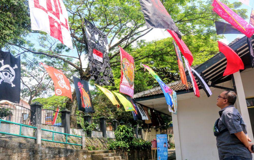 Pameran bendera sebagai bagian untuk mengekspresikan pemikiran. IDN Times/ Alfi Ramadana