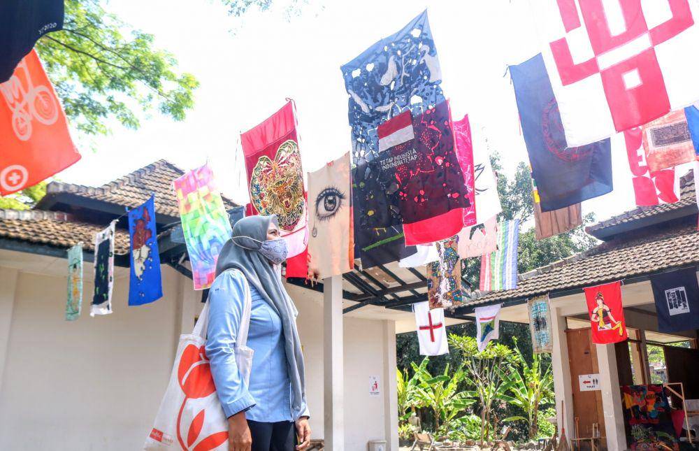 Pengunjung tengah melihat pameran bendera di DKM Malang. IDN Times/ Alfi Ramadana