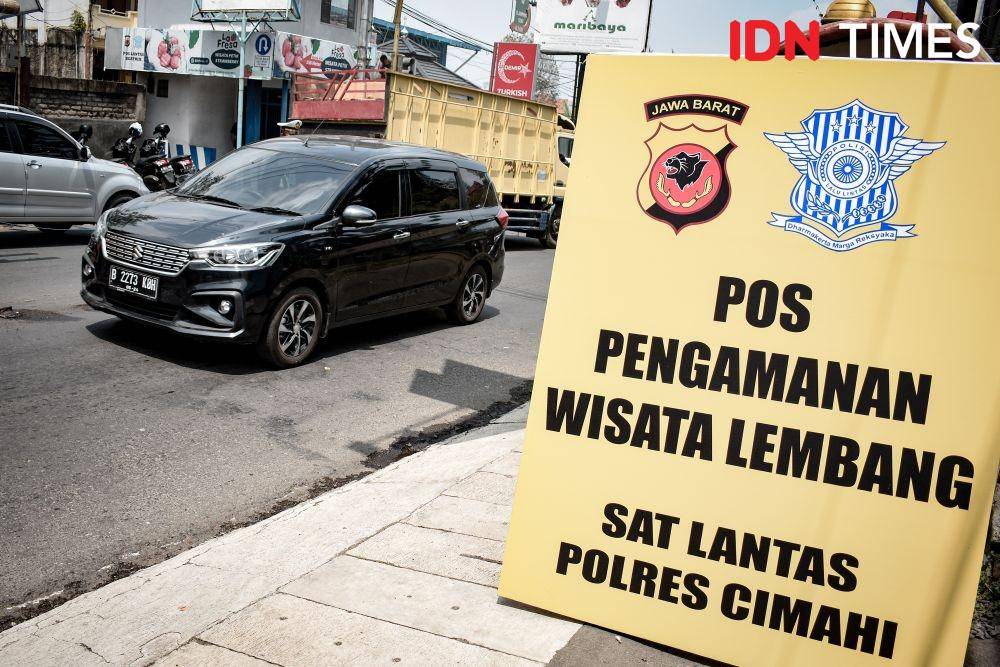 Kepadatan arus lalu lintas di jalur wisata Lembang. (IDN Times/Bagus F)