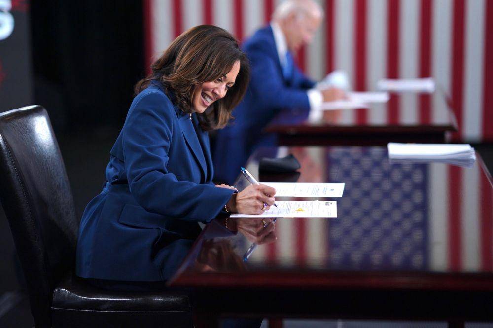 Biden dan Harris menandatangani partisipasi mereka dalam Pilpres AS 2020 yang diselenggarakan serentak pada 3 November 2020. twitter.com/KamalaHarris