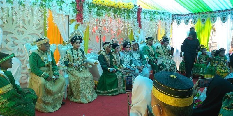 Viral Empat Pasang Pengantin Menikah Serentak, Duduk di Satu Pelaminan
