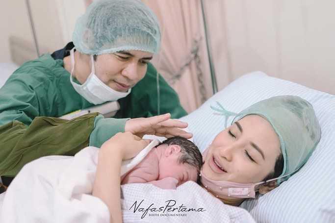 Jadi Orangtua, 10 Potret Ricky Perdana dan Istri yang Semakin Bahagia