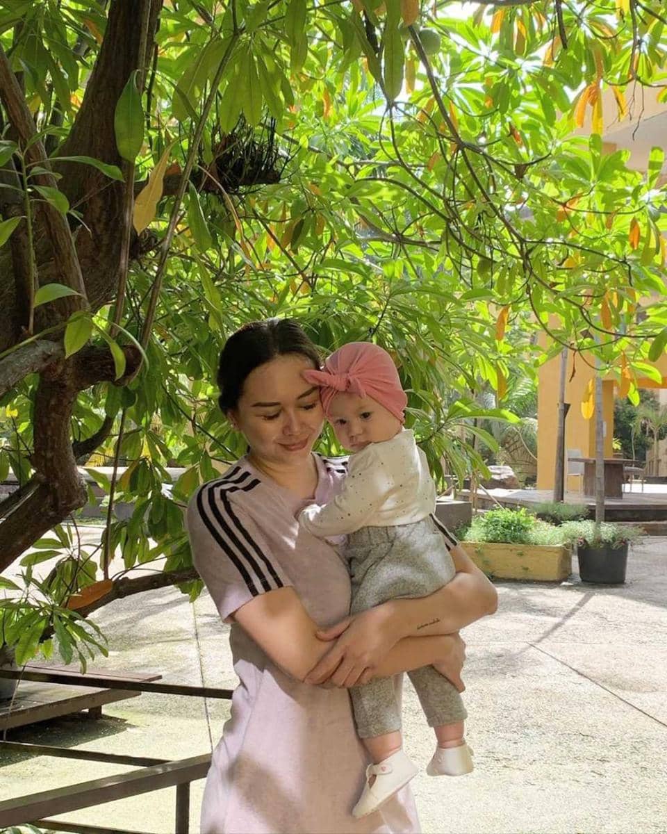 10 Pesona Aura Kasih Saat Mengasuh Baby Arabella, Keibuan Banget!