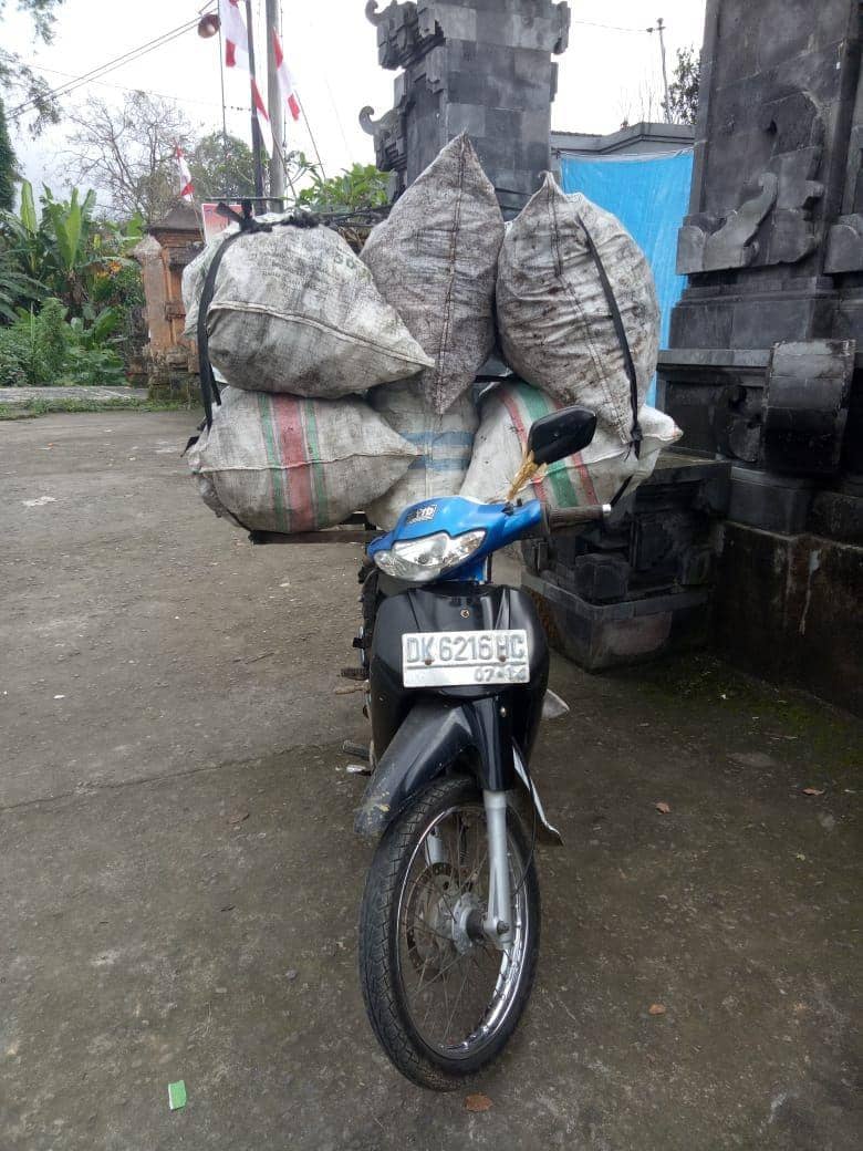 Teman setia Nyoman Relana saat memulung (Dok.IDN Times/Istimewa)