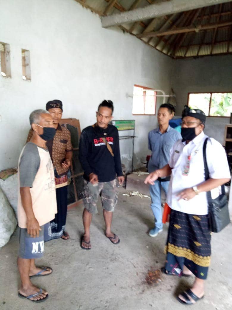 I Nyoman Relana (paling kiri) saat menerima kunjungan DLH Tabanan (Dok.IDN Times/Istimewa)