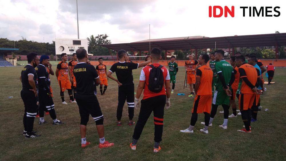 Tim Persiraja Banda Aceh menggelar latihan perdana di Stadion H Dhirmurthala, Lampineung (IDN Times/Saifullah)