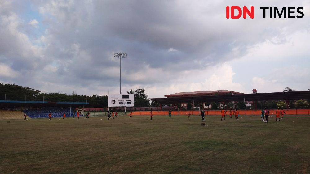Tim Persiraja Banda Aceh menggelar latihan perdana di Stadion H Dhirmurthala, Lampineung (IDN Times/Saifullah)