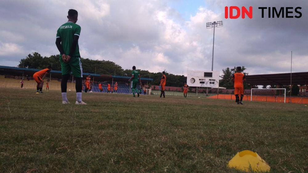 Tim Persiraja Banda Aceh menggelar latihan perdana di Stadion H Dhirmurthala, Lampineung (IDN Times/Saifullah)