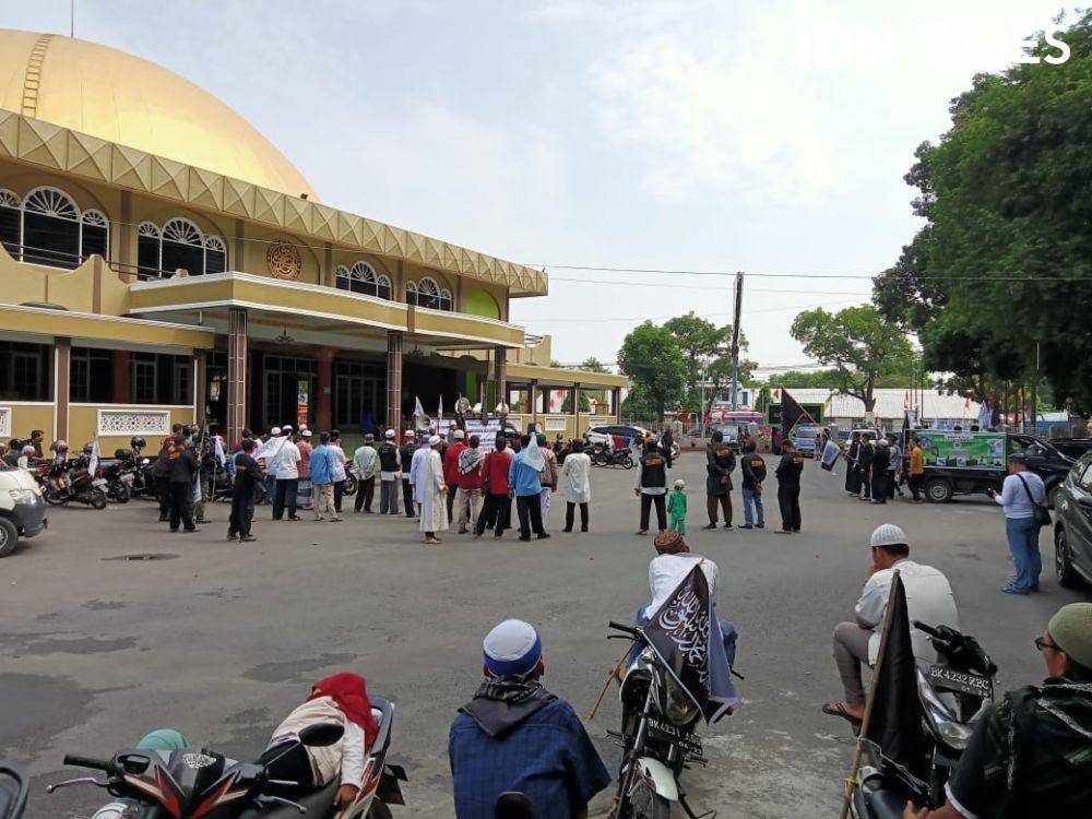Ratusan masyarakat dan ormas islam yang berkumpul di Masjid Raya Binjai (IDN Times/ Bambang Suhandoko)