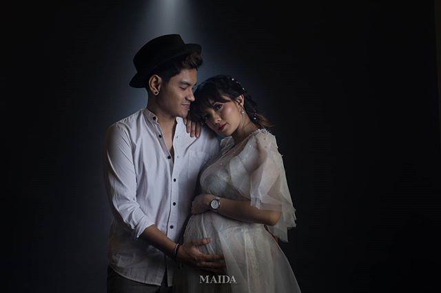 10 Maternity Shoot Romantis ala Nessa Salvyana dan Aditya Suryo