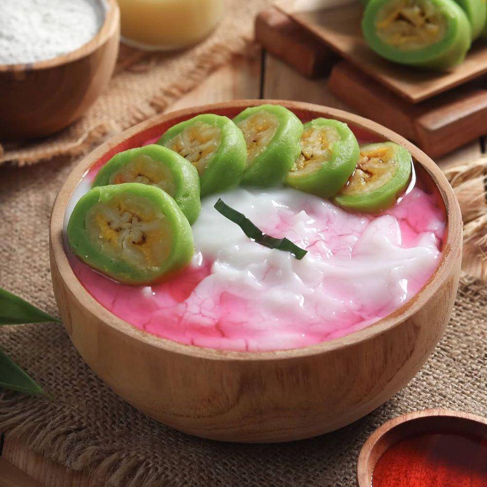 Es pisang ijo (instagram.com/nyonyamaya.id)