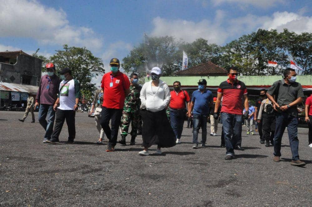 Bupati Tabanan Ni Putu Eka Wiryastuti saat memantau kesiapan pasar Tradisional dalam era New Normal Jumat (21/08/2020) (Dok.IDN Times/Humas Tabanan)