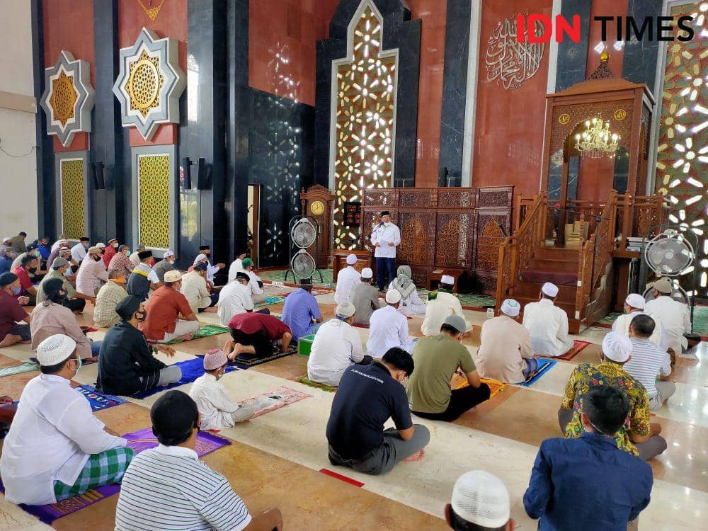 Wali Kota Balikpapan Rizal Effendi saat salat Jumat di Masjid Attaqwa, Jumat (21/8/2020).