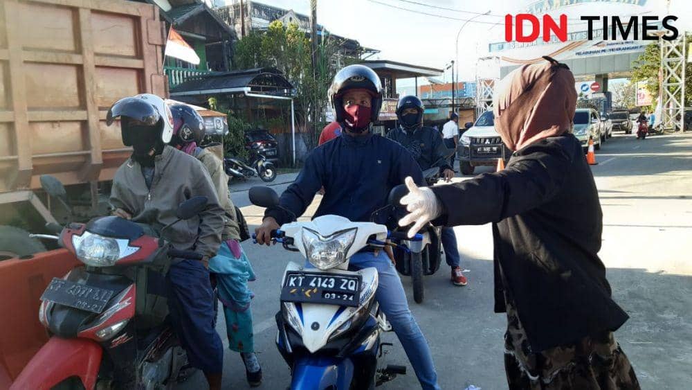 Mahasiswa relawan COVID-19 di Penajam Paser Utara, Kalimantan Timur, Jumat (21/8/2020). IDN Times/Ervan Masbanjar