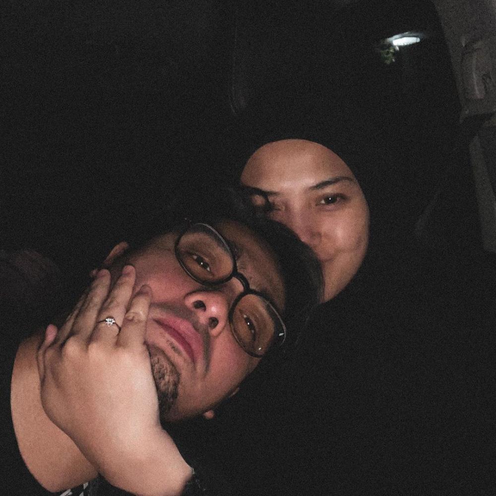 9 Potret Romantis Ricky Harun dan Herfiza, Sudah 7 Tahun Menikah!