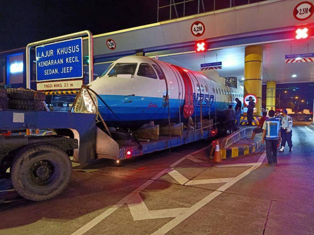 Pesawat N250 Gatotkaca Melintas Melawan Arus di Gerbang Tol Semarang