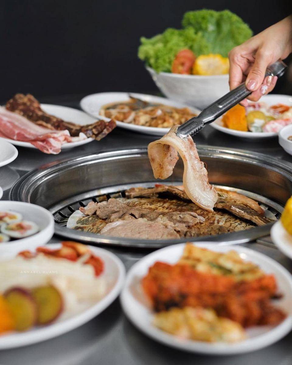 BBQ grill (instagram.com/wishuponatart)