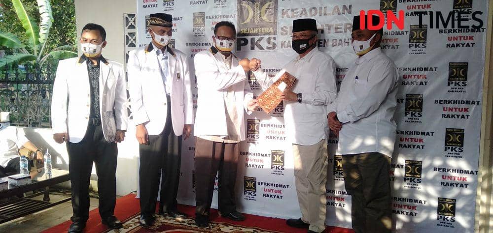 DPD PKS Bantul serahkan surat rekomendasi kepada pasangan NOTO. IDN Times/Daruwaskita