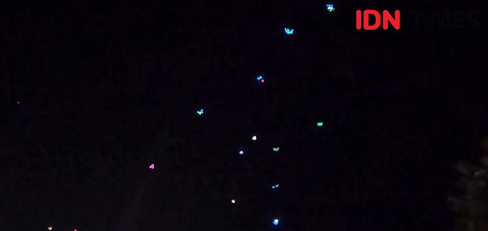 Layang-layang dengan lampu warna-warni terbang di kawasan JJLS Pantai Samas. IDN Times/Daruwaskita