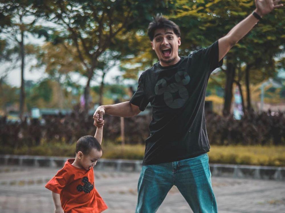 10 Inspirasi Gaya OOTD Artis Pria Indonesia Saat Momong Anak, Simpel!