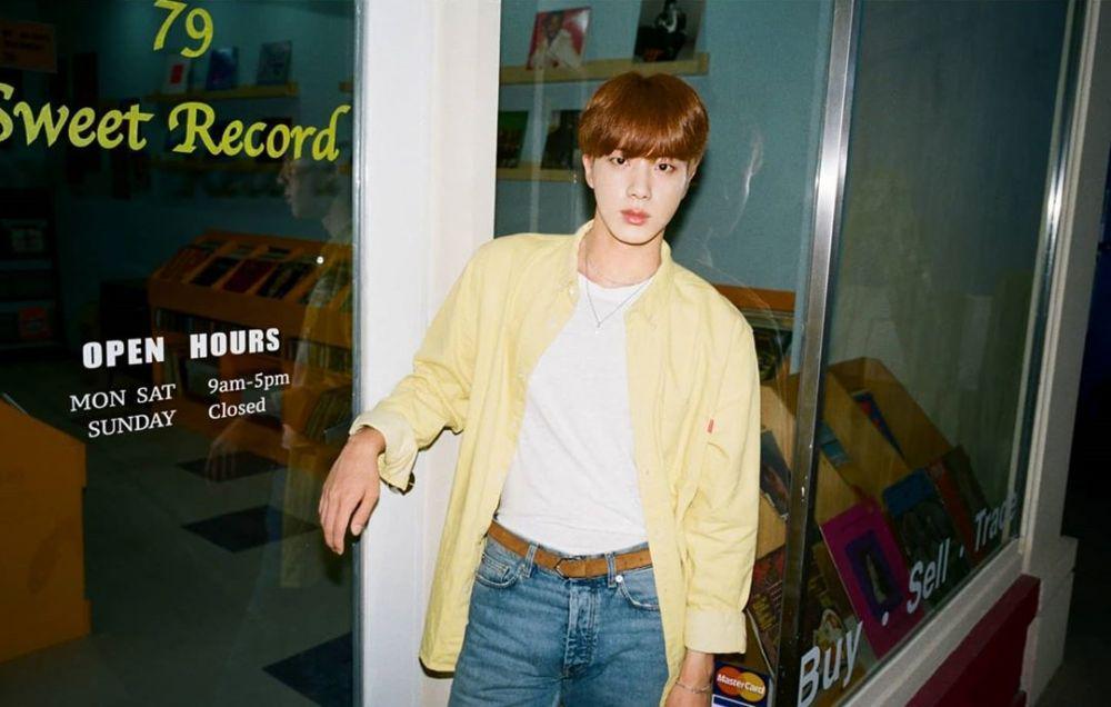 Diburu usai Tampil di VMAs, 10 Pesona Jin BTS dengan Rambut Cokelat