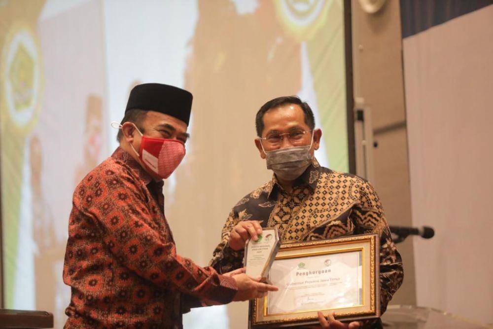 Menteri Agama RI Fachrul Razi  saat memberikan penghargaan kepada perwakilan Pemprov Jatim. Dok Humas Pemprov Jatim
