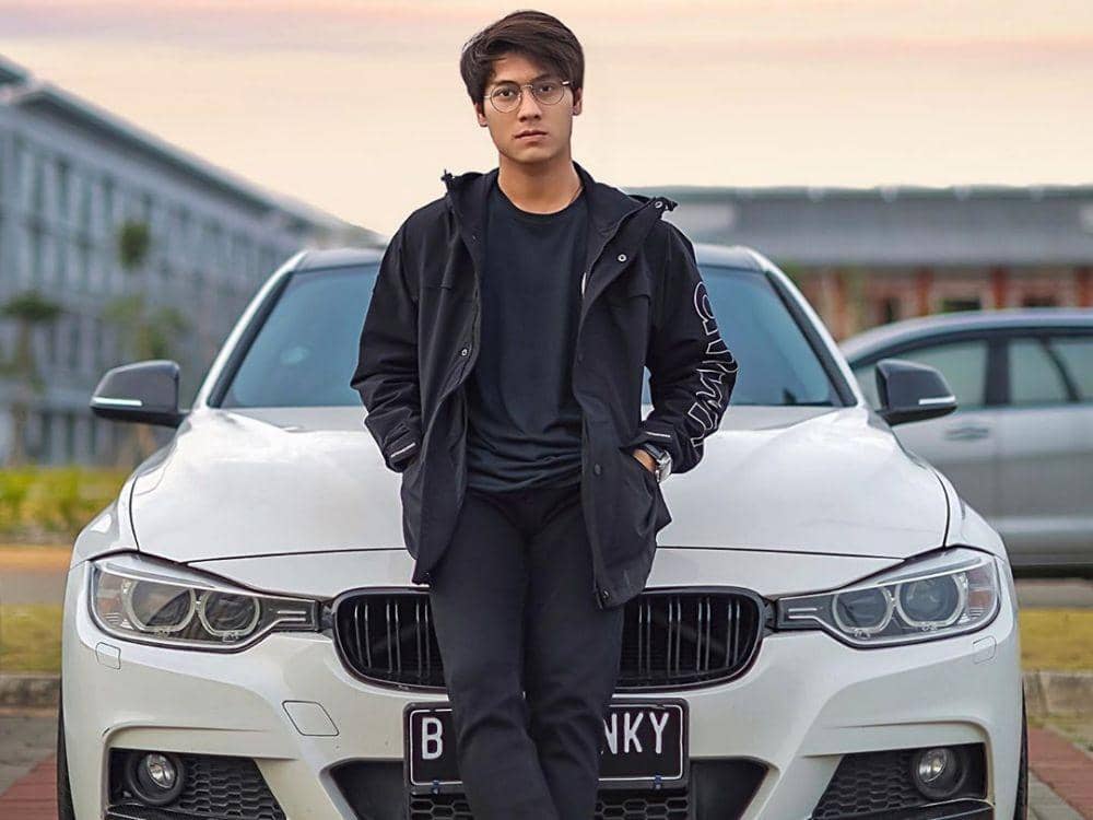 10 Potret Rizky Billar Bareng Mobil, Mewah dan Kece Maksimal!