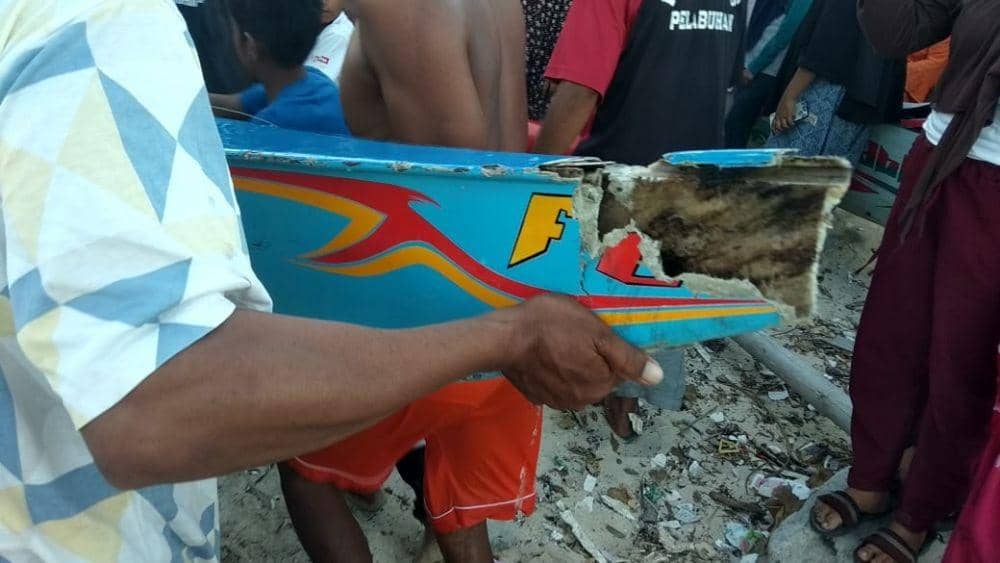 Kondisi kapal nelayan Pulau Kodingareng Makassar yang telah rusak usai ditenggelamkan Polairud Polda Sulsel di perairan Makassar, Minggu (23/8/2020). Dok. ASP