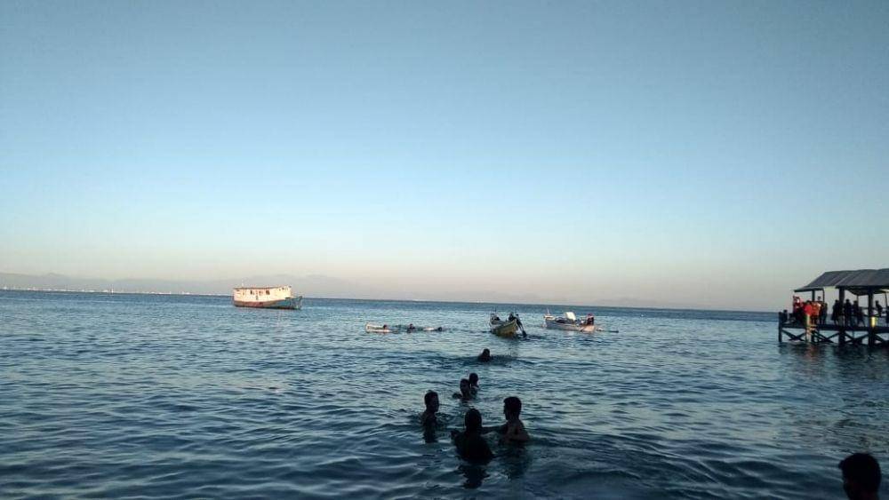 Nelayan Pulau Kodingareng Makassar berupaya menyelamatkan perahunya yang ditenggelamkan Polairud Polda Sulsel di perairan Makassar, Minggu (23/8/2020). Dok. ASP