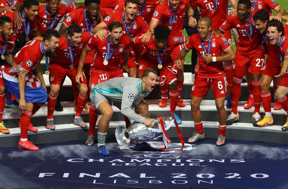 Manuel Neuer bersiap mengangkat trofi piala Liga Champions. Twitter/@championsleague