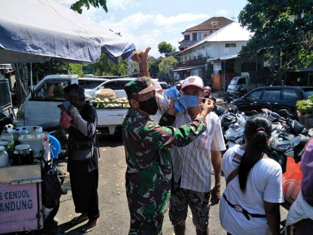 Dandim 1619/Tabanan, Letkol Inf. Toni Sri Hartanto saat terjun ke masyarakat (Dok.IDN Times/Istimewa)
