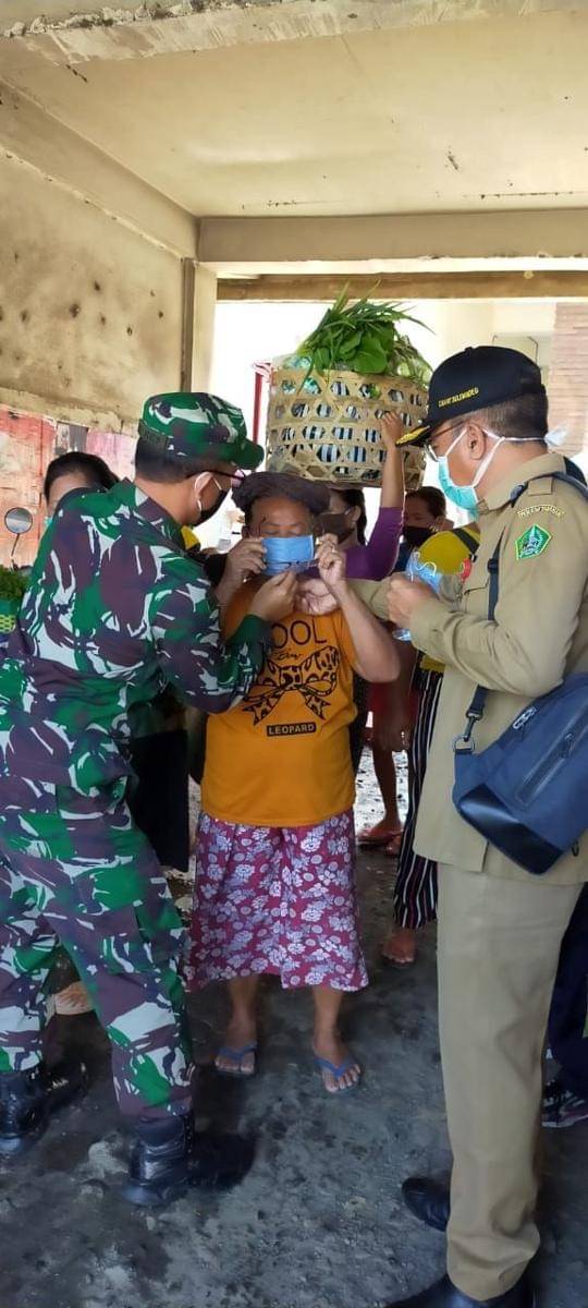 Dandim 1619/Tabanan, Letkol Inf. Toni Sri Hartanto saat terjun ke masyarakat (Dok.IDN Times/Istimewa)