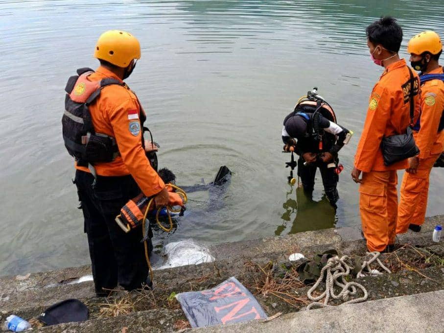 Penyelam dari Kantor SAR Medan melakukan pencarian terhadap Imran Butarbutar, pemuda asal Simalungung yang tenggelam di perairan Danau Toba di kawasan Tongging, Kabupaten Karo, Minggu 23 Agustus 2020. (Dok SAR Medan)