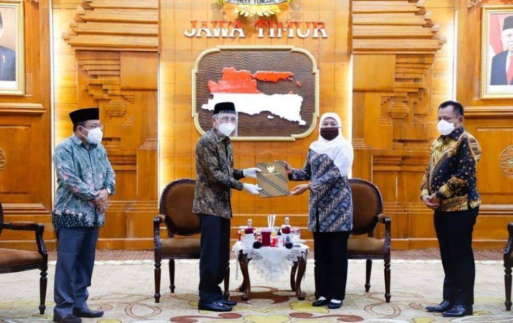 Gubernur Jatim Khofifah Indar Parawansa saat menyerahkan SK Plh Sidoarjo kepada Achmad Zaini, Minggu (23/8/2020). Instagram.com/khofifah.ip