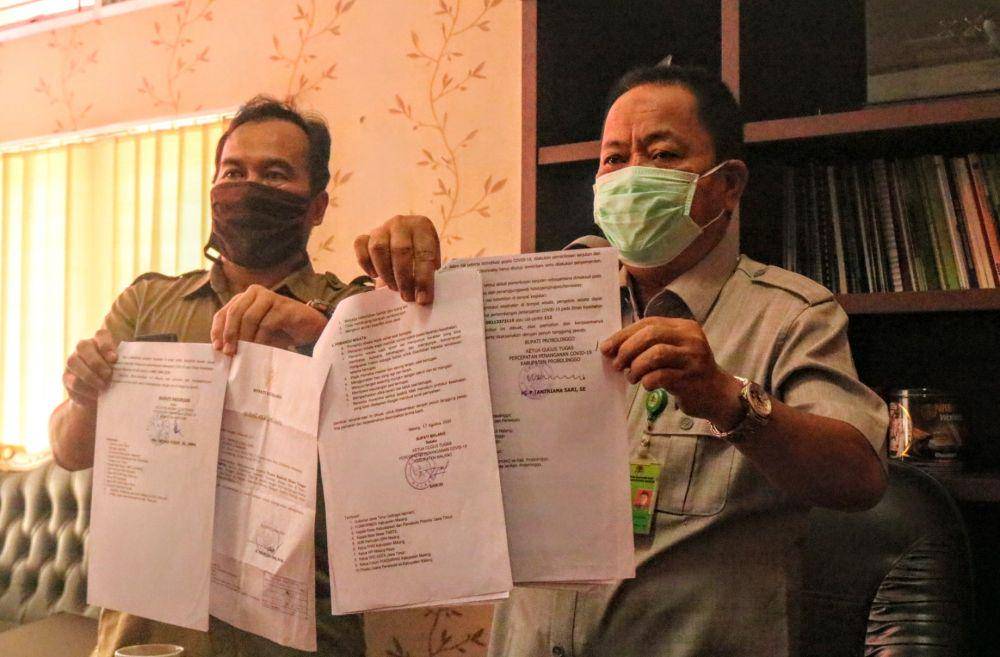 Kepala Balai Besar TNBTS, John Kenedie menunjukkan rekomendasi dari empat kepala daerah. IDN Times/ Alfi Ramadana