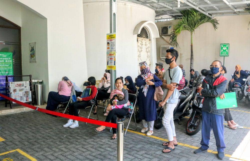 Masyarakat tetap mendapat pelayanan dengan baik di BPJS Ketenagakerjaan. IDN Times/ Alfi Ramadana