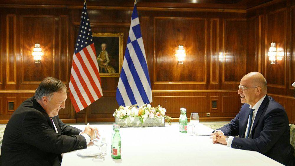 Pertemuan Sekretaris AS Mike Pompeo (kiri) dengan Menteri Luar Negeri Yunani Nikos Dendias (kanan) untuk membicarakan ketegangan Yunani dengan Turki. Twitter.com/NikosDendias.