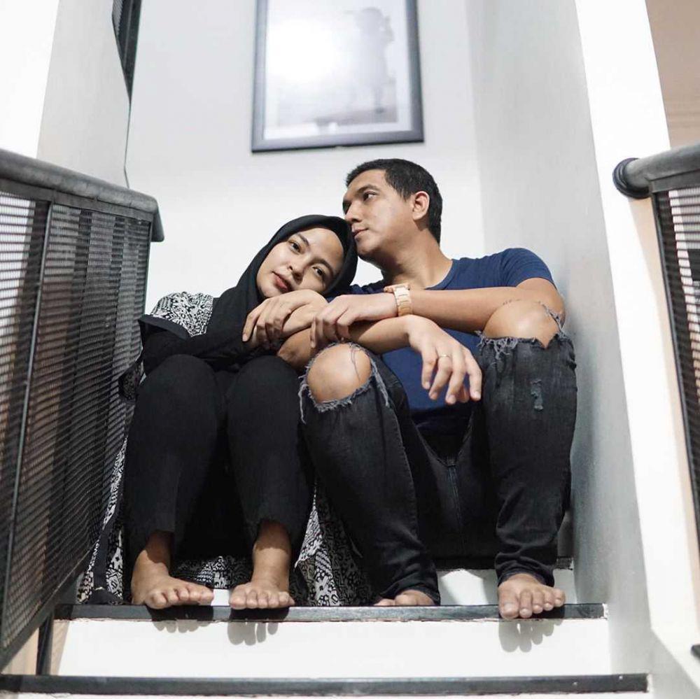 10 Potret Romantisme Tantri Kotak dan Suami, Mesra bak Masih Pacaran!